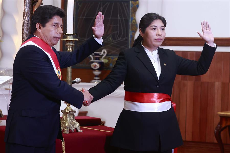 Presidente de Perú nombra Primera Ministra en medio de crisis en el Congreso