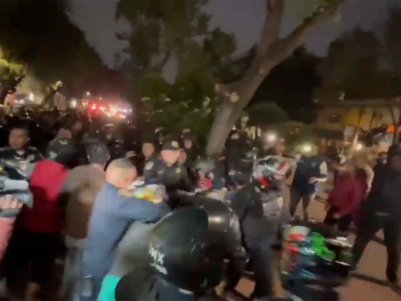 Protesta de motociclistas en la Semovi termina en pelea