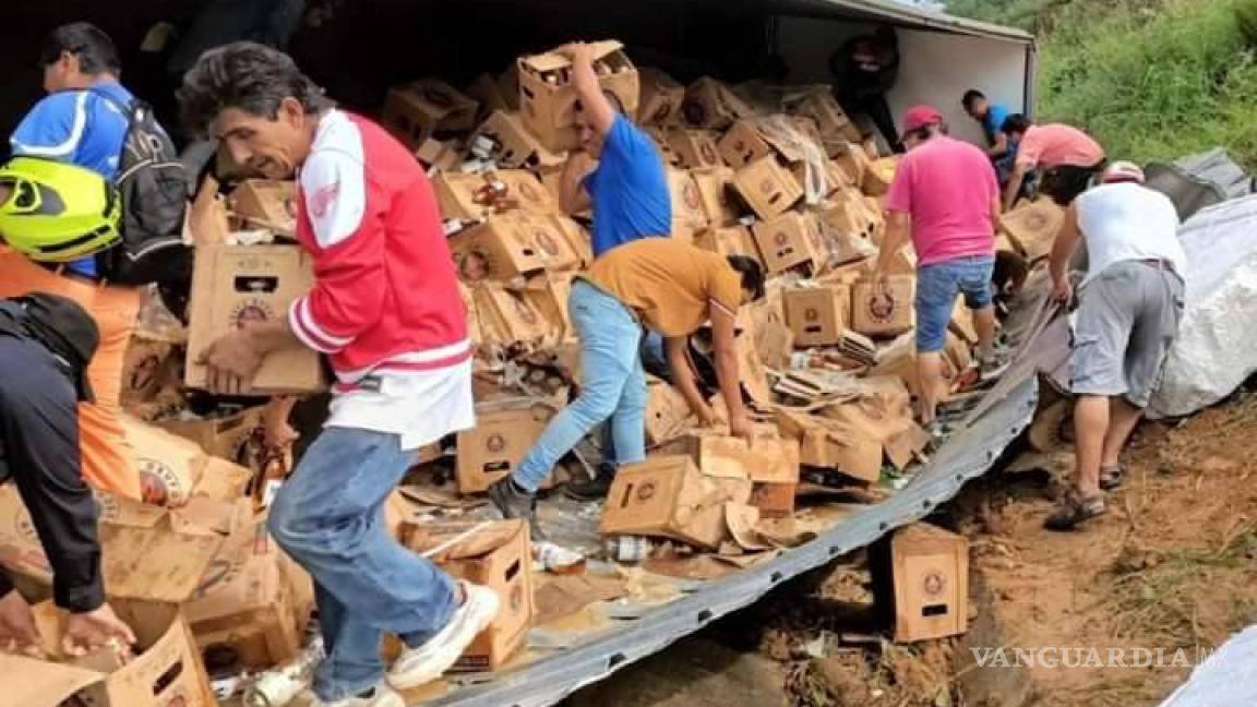 Rapiña a un tráiler con cerveza volcado en Veracruz