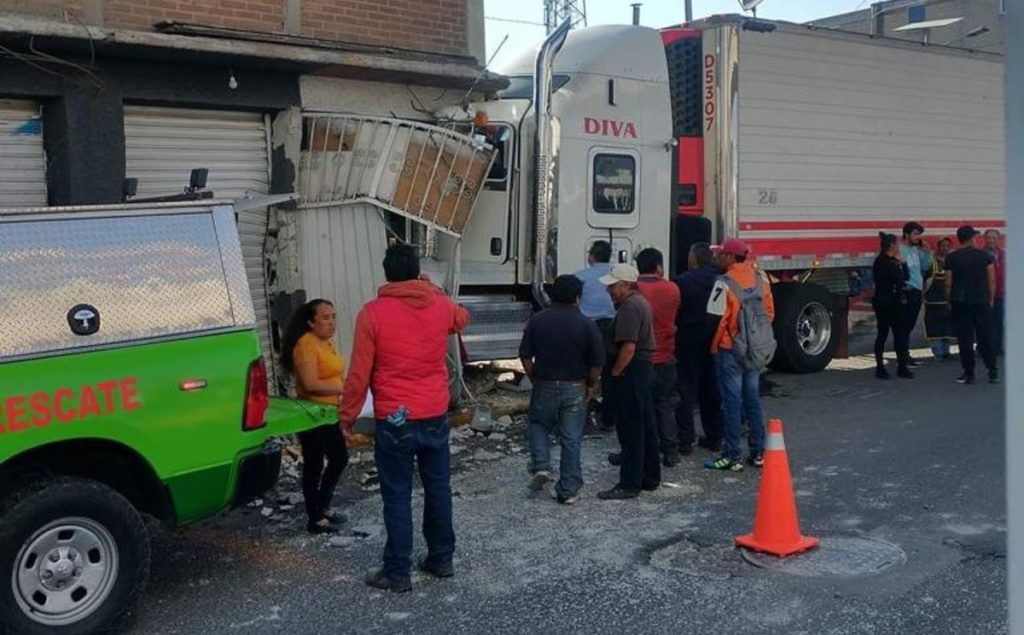 Tráiler choca contra una casa en Toluca
