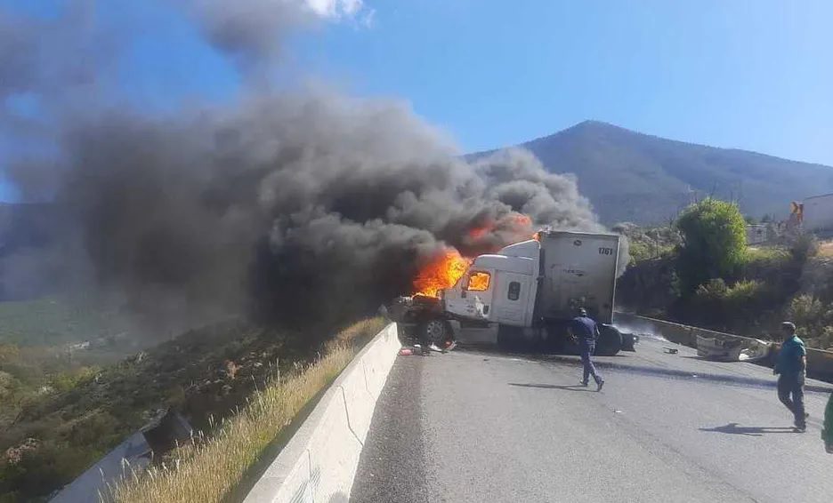 Tráiler choca y se incendia en la carretera 'Los Chorros'