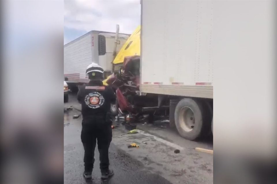 Tráileres aplastan una camioneta en carretera de NL