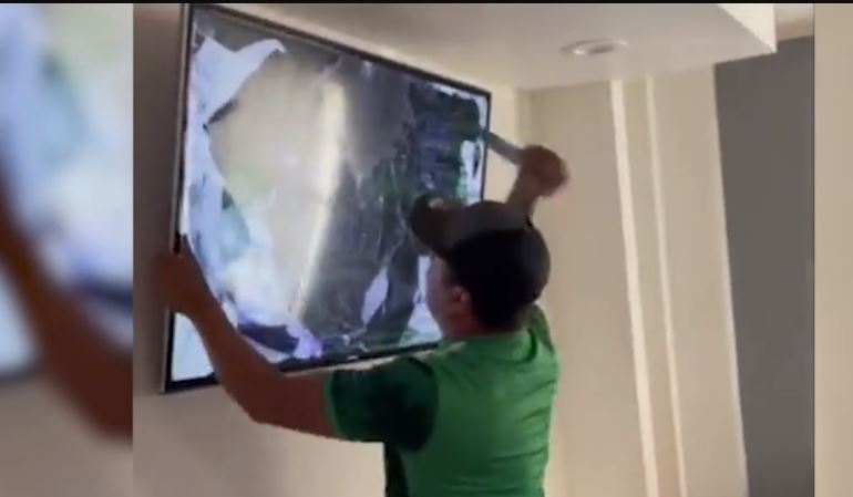 ¡La tele! Hombre enfurece tras derrota de México en Qatar #VIDEO