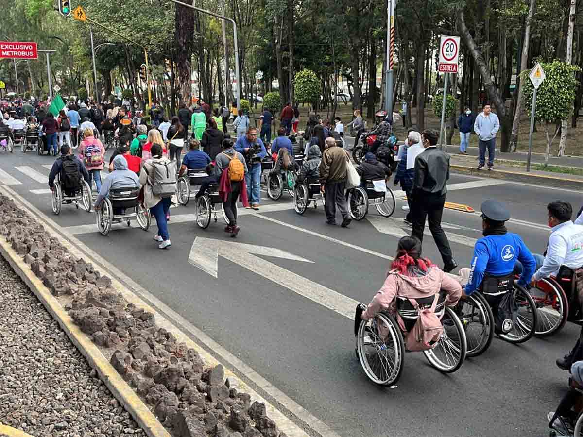 Casi 500 personas en sillas de ruedas hacen rodada hacia la Cámara de Diputados