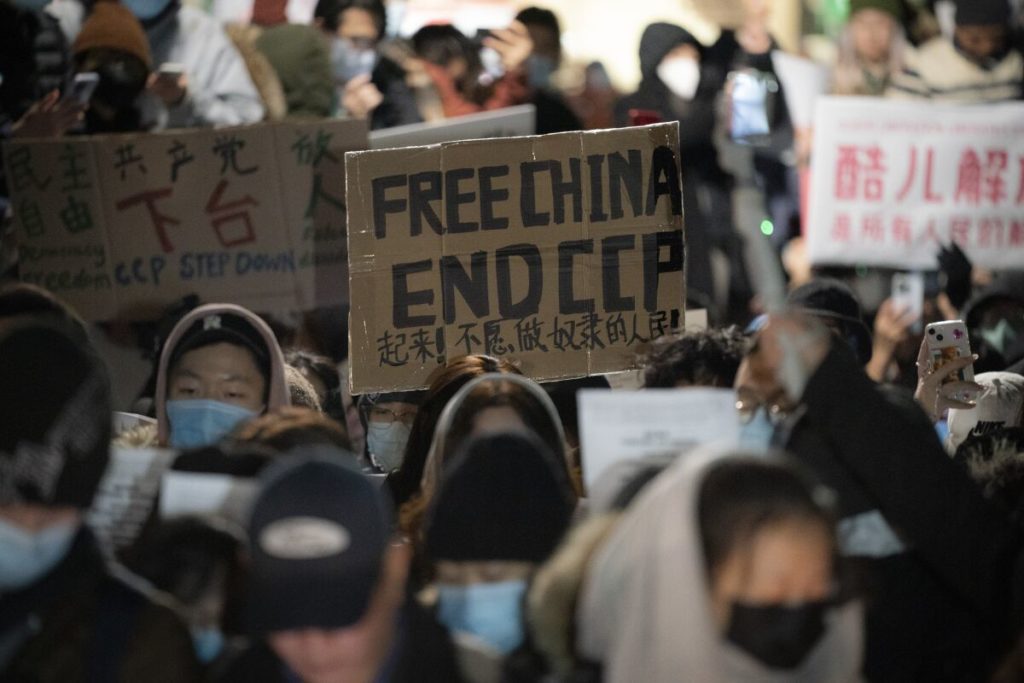 China levanta algunos confinamientos tras protestas por política de Covid cero