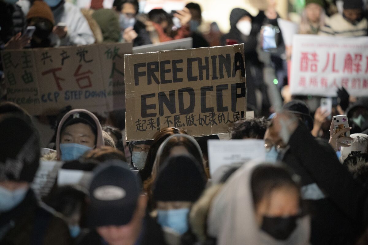China levanta algunos confinamientos tras protestas por política de Covid cero