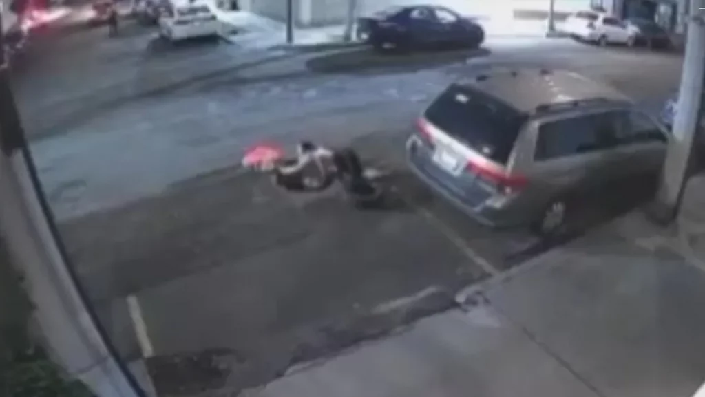 ¡Otra vez! Mujer cae en coladera sin tapa en calles de la Benito Juárez