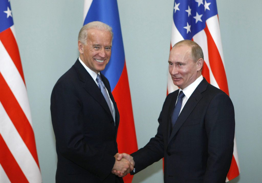 Biden se dice dispuesto a hablar con Putin "si él termina la guerra"