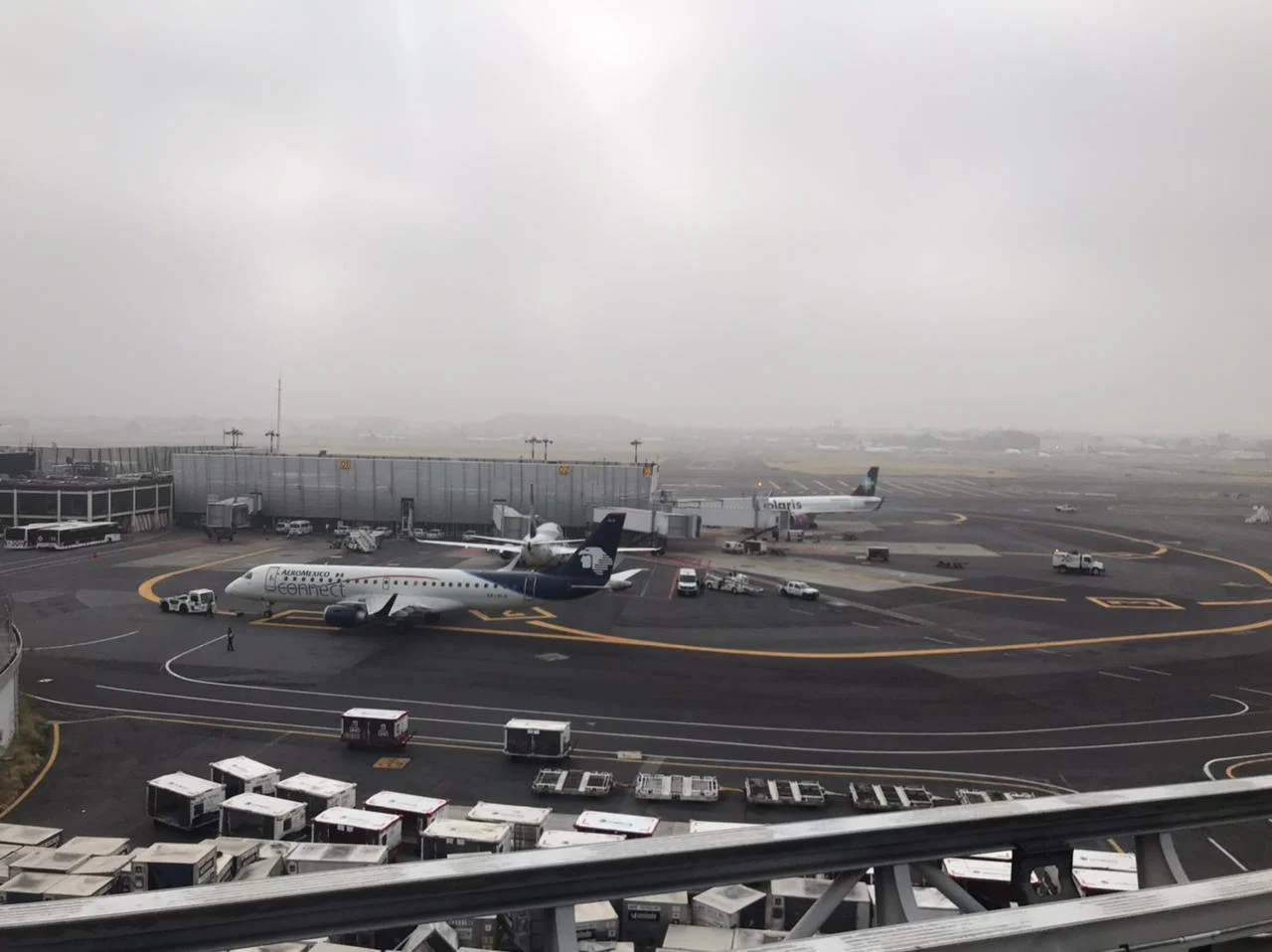 AICM suspende vuelos y aterrizajes por banco de niebla