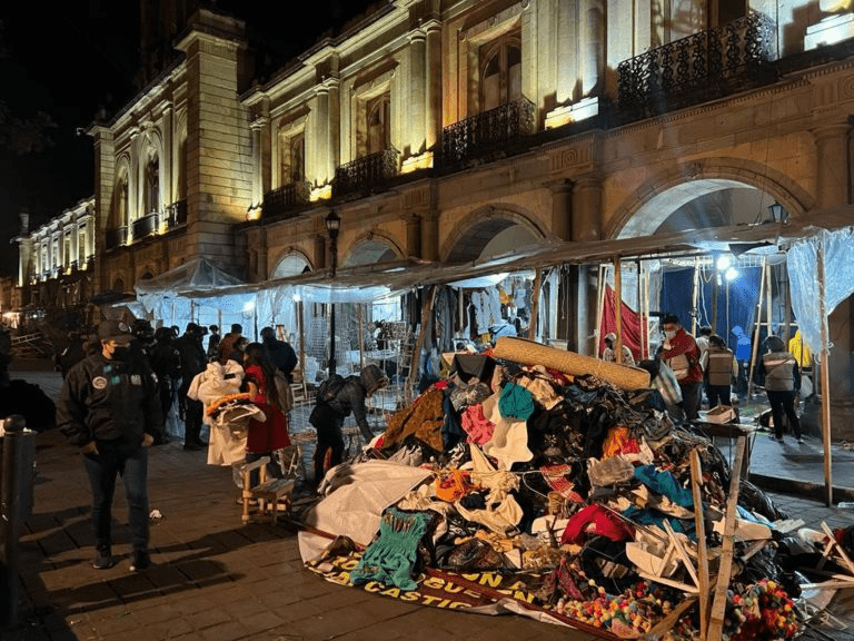 Desalojan plantón triqui que llevaba una década en el zócalo de Oaxaca