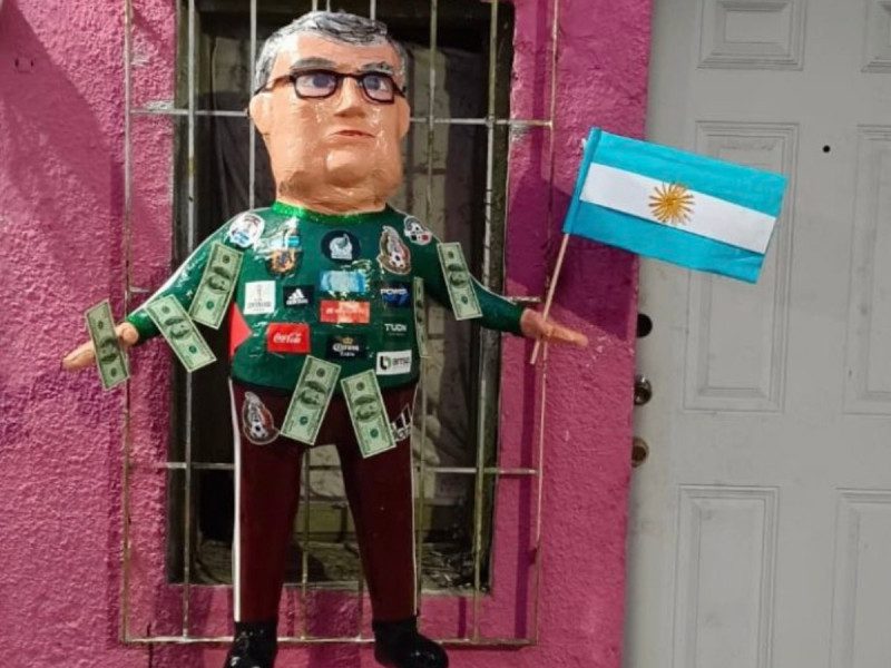 Crean piñata del Tata Martino tras fracaso de México en Qatar 2022