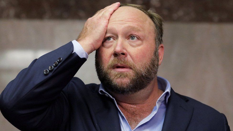 Fundador de InfoWars se declara en bancarrota tras ser condenado por difamación