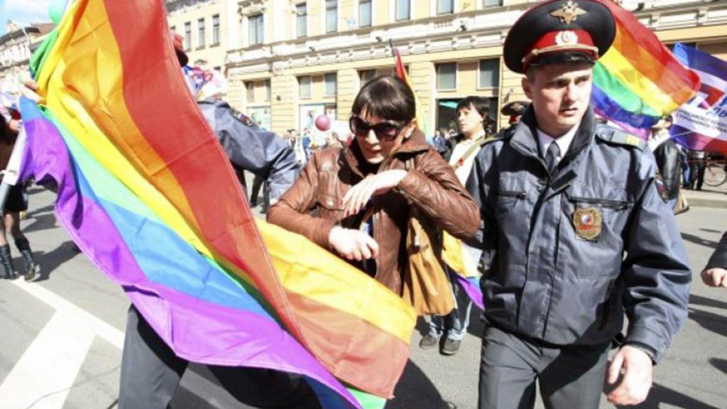 Putin firma ley que prohíbe la propaganda homosexual en Rusia