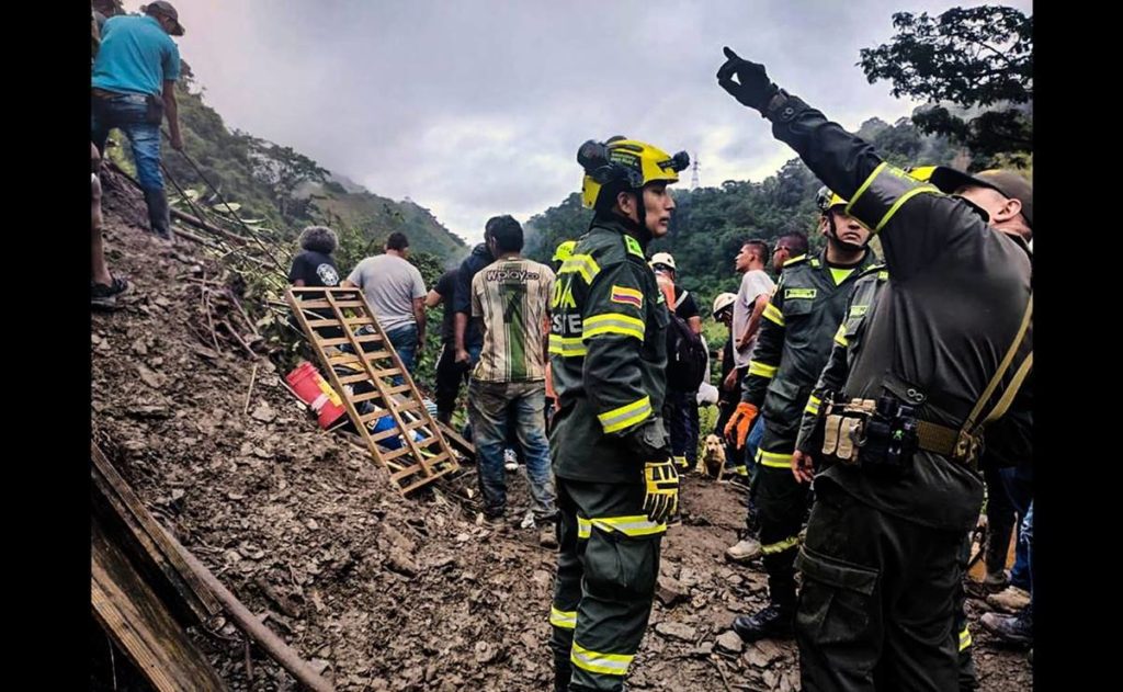 Al menos 27 muertos tras deslave que sepultó autobús en Colombia