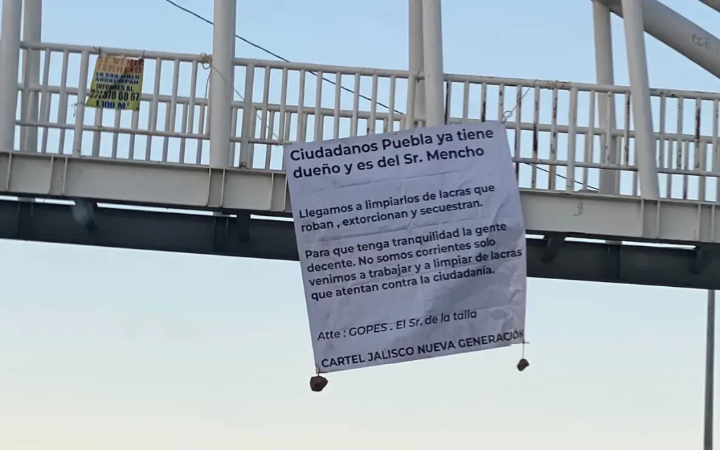 Cuelgan presuntas narcomantas del CJNG en puentes de Puebla
