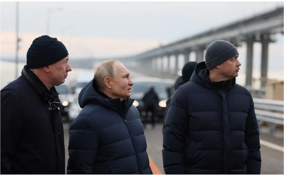 Putin cruza puente de Crimea en un Mercedez Benz tras ataques supuestamente ucranianos
