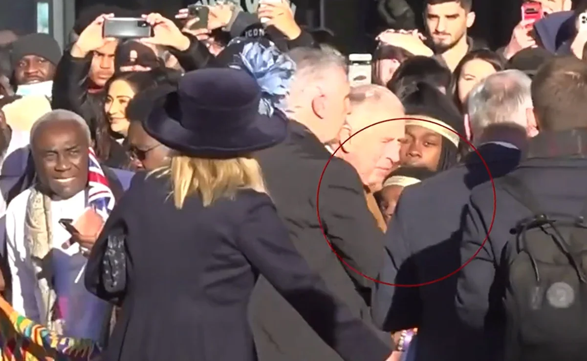 Por segunda vez, lanzan huevos al rey Carlos III #VIDEO