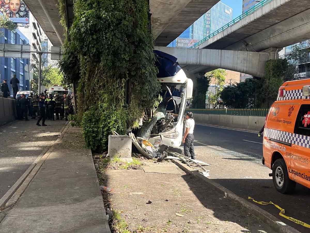 Autobús se impacta contra puesto en Periférico, hay varios heridos