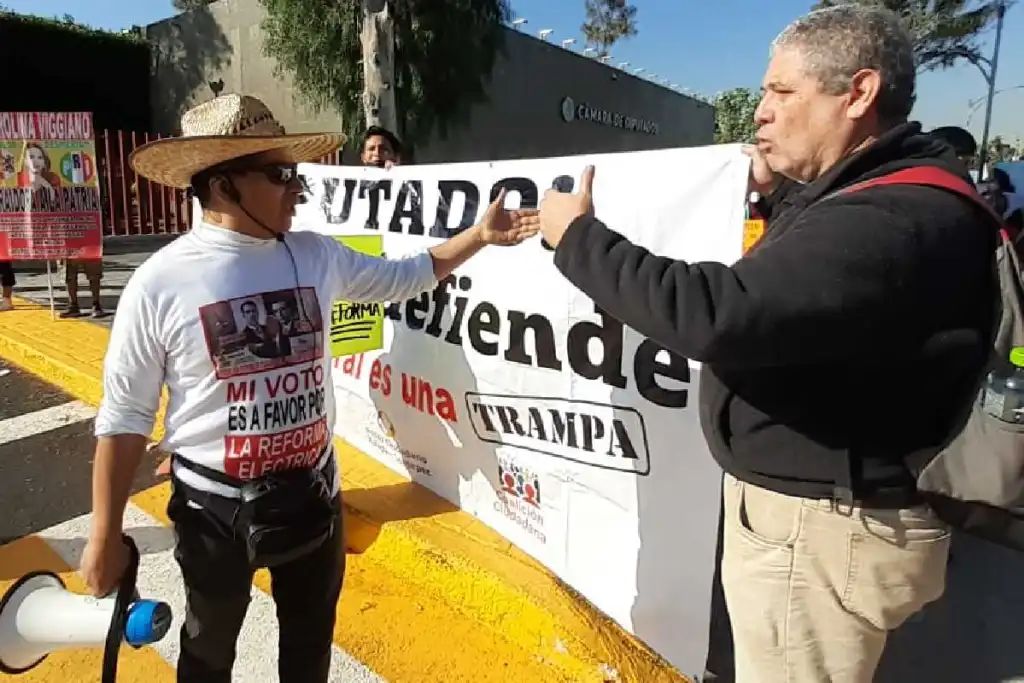 Simpatizantes y opositores protestan por reforma electoral en la Cámara de Diputados