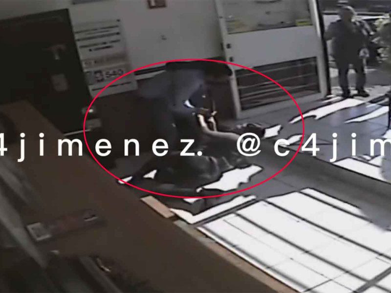 Mujer pelea con delincuente a golpes y evita asalto en Naucalpan #VIDEO