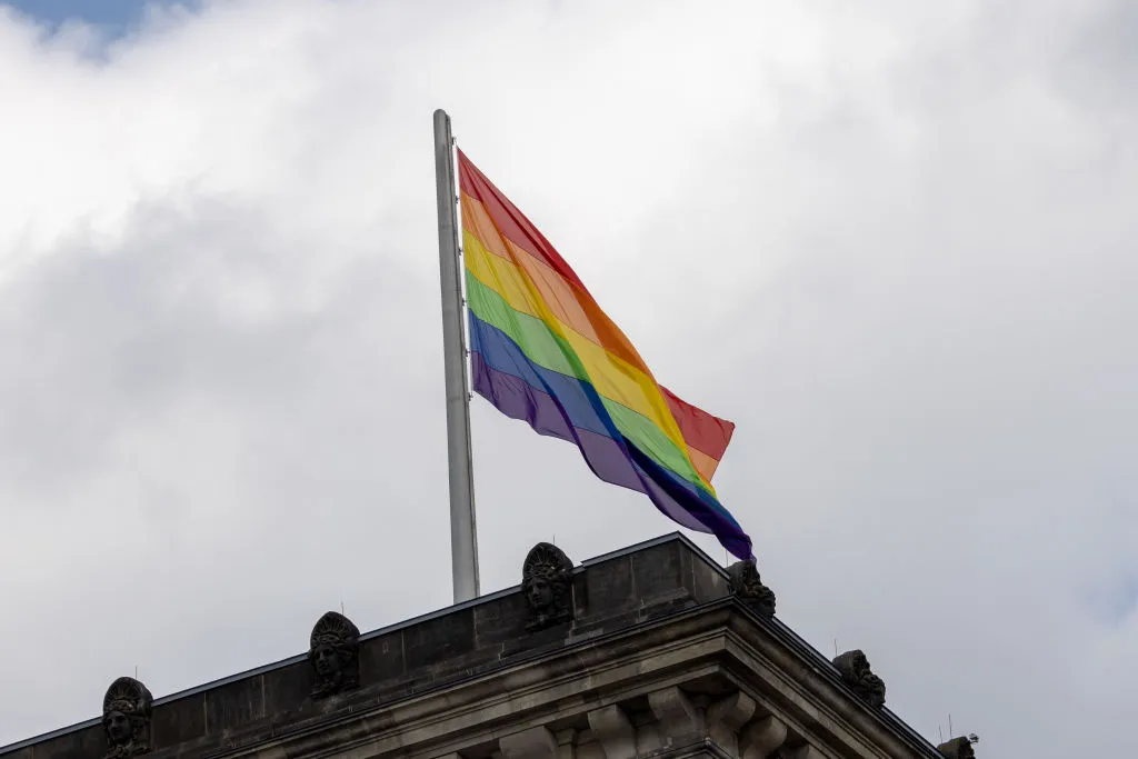 Parejas del mismo sexo ya podrán acceder a seguro social y pensiones