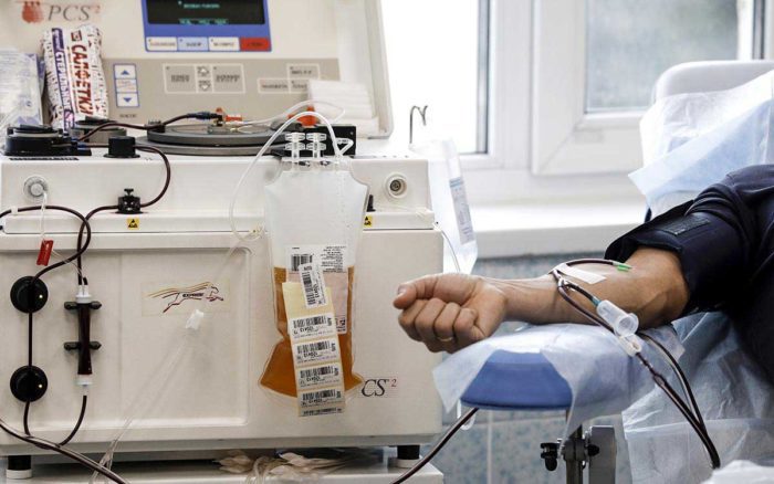 Nueva Zelanda toma custodia de bebé enfermo cuyos padres rechazan sangre de antivacunas