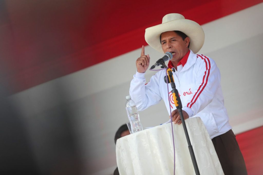 Ola de renuncias en Perú tras anuncio de estado de excepción y disolución del Congreso
