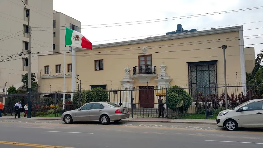 Fueron bloqueados los accesos a Embajada de México en Lima para evitar asilo a Pedro Castillo