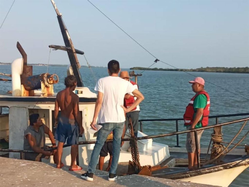 Rescatan a 6 pescadores que sobreviven 46 días a la deriva en el Golfo de México