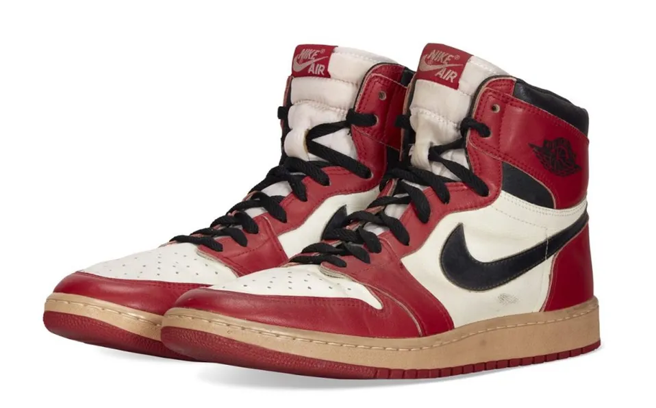 Tenis usados por Michael Jordan recaudan 300 mil dólares en subasta