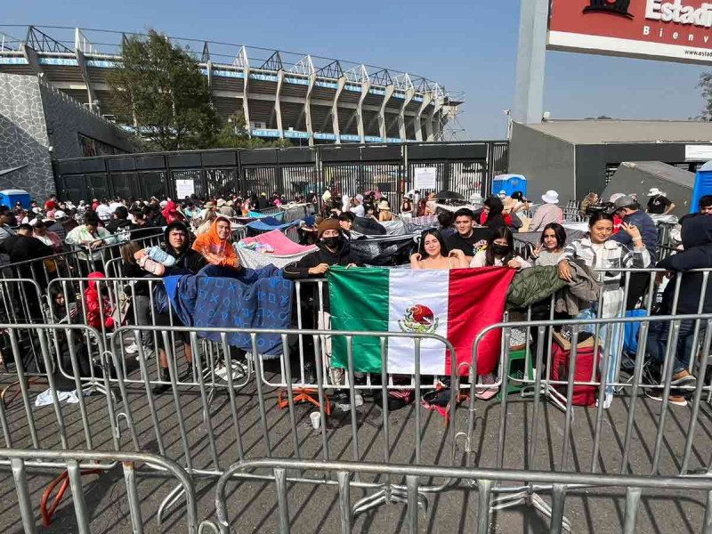 Fans acampan afuera del Estadio Azteca por concierto de Bad Bunny
