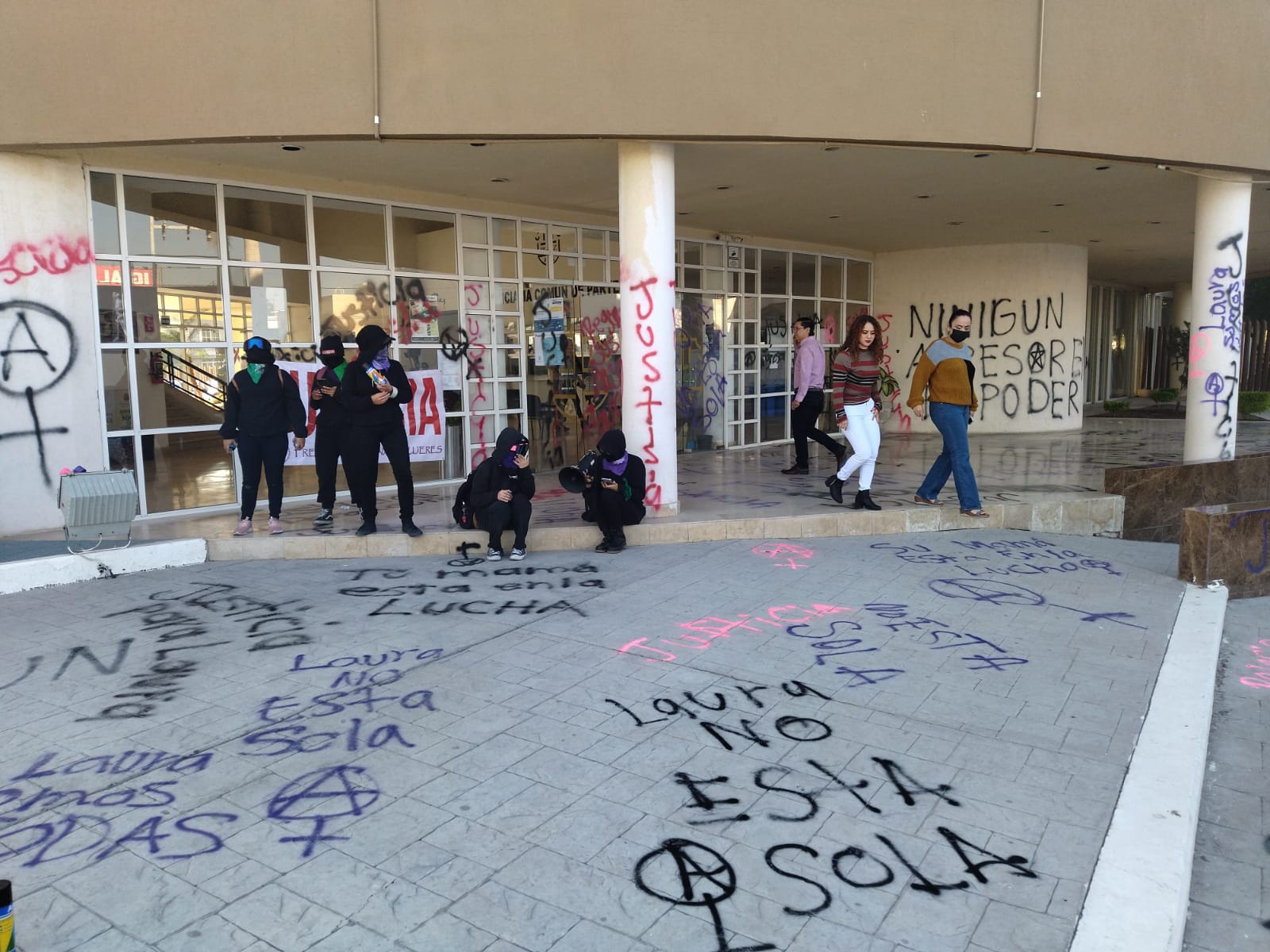 Mujeres toman Palacio de Justicia de Torreón por caso de violencia vicaria