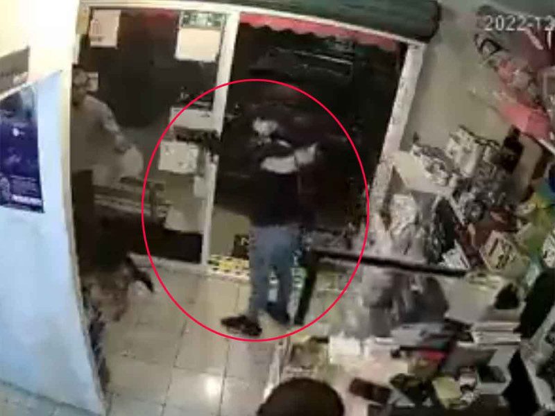 Sujeto armado roba camioneta en veterinaria de Cuautitlán #VIDEO