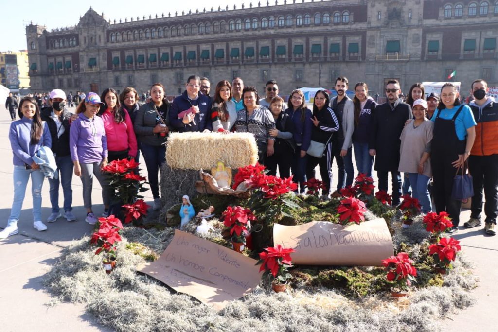 Panistas colocan nacimiento navideño en el Zócalo ante debate de prohibición en SCJN