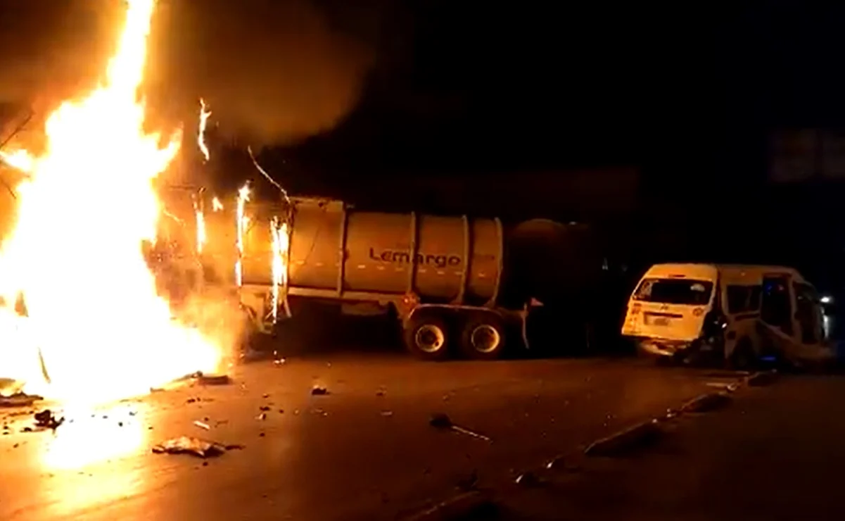 Pipa se incendia tras choque con combi en la vía José López Portillo #VIDEOS