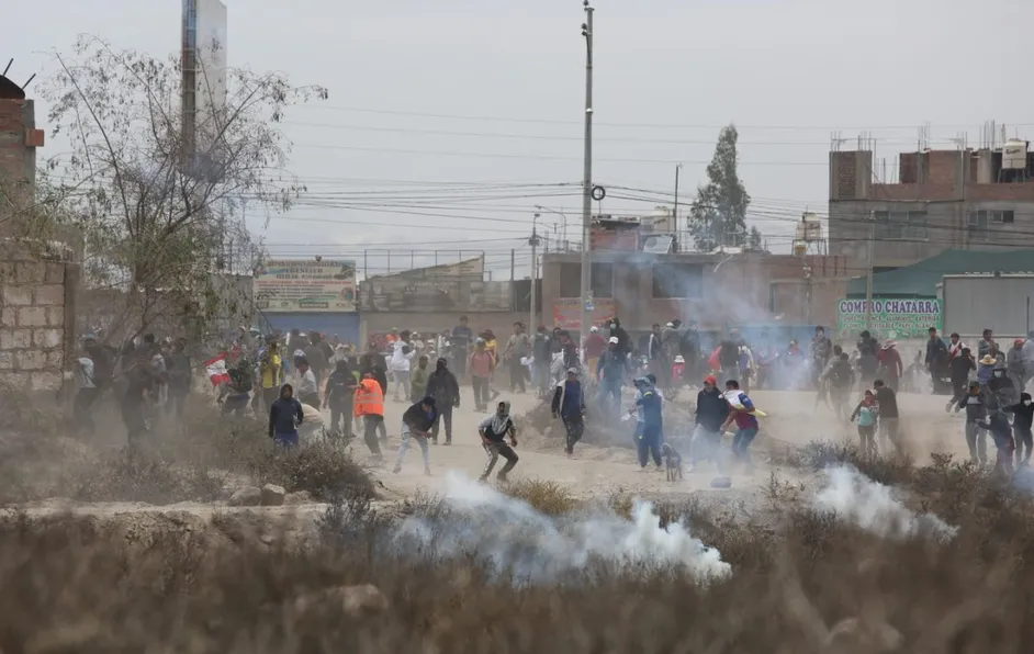 Manifestantes toman de aeropuerto en Perú para exigir renuncia de nueva presidenta