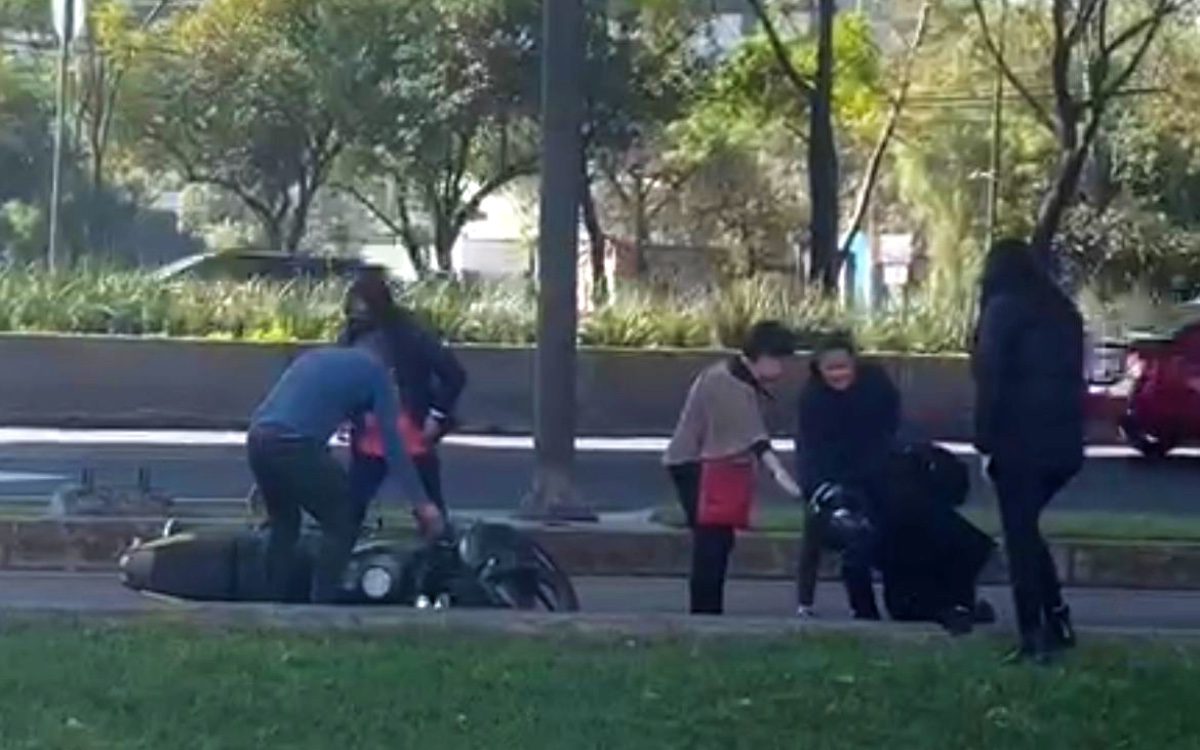 Casco salva a motociclista tras derrapar en Periférico Sur