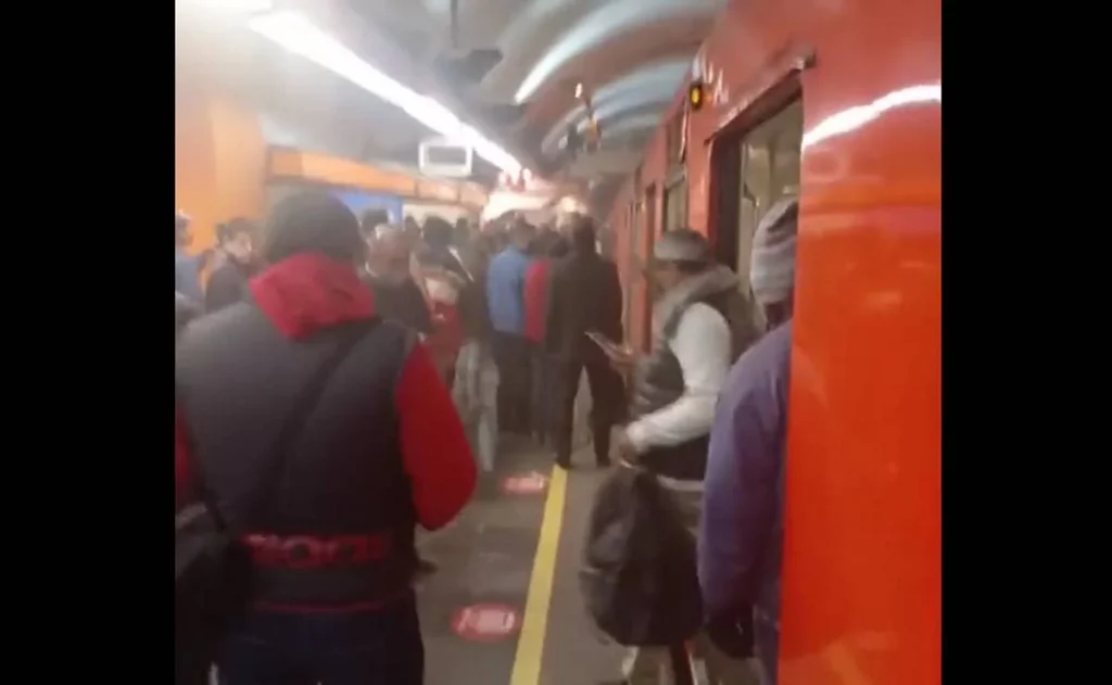 Desalojan convoy de la Línea 7 del Metro CDMX por humo #VIDEO