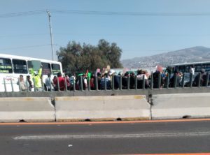 Manifestantes bloquean la autopista México- Puebla