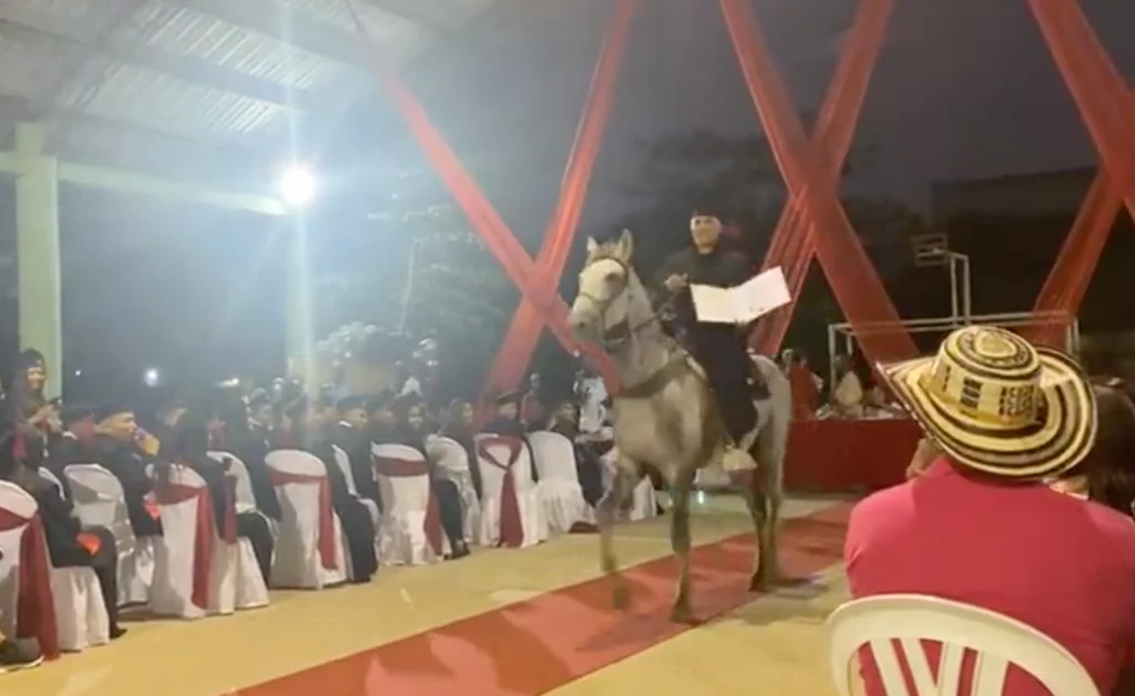"Es mi amigo fiel": Joven recibe su diploma montado en su caballo #VIDEO
