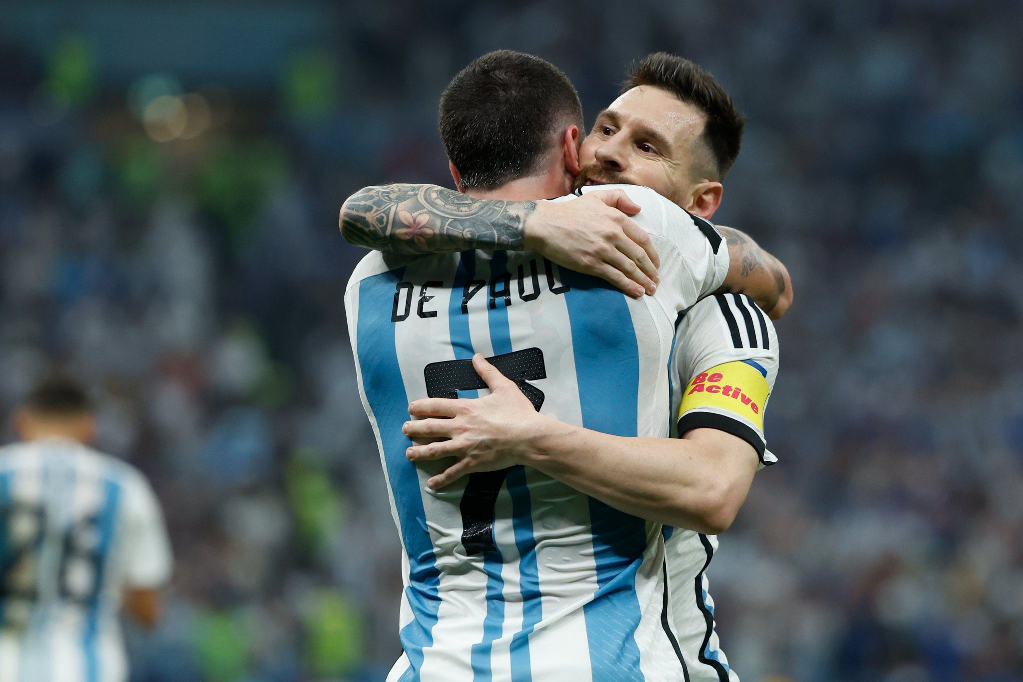 Argentina arrasa 2-0 a Croacia en el medio tiempo de las semifinales