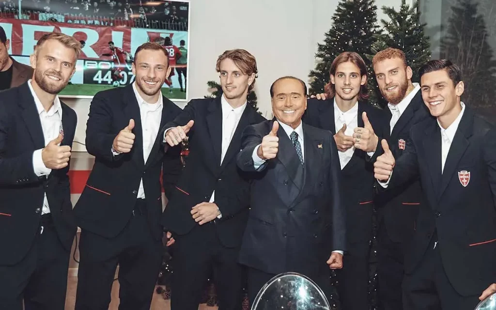 Berlusconi promete "un autobús con prostitutas" a jugadores de su equipo de fútbol