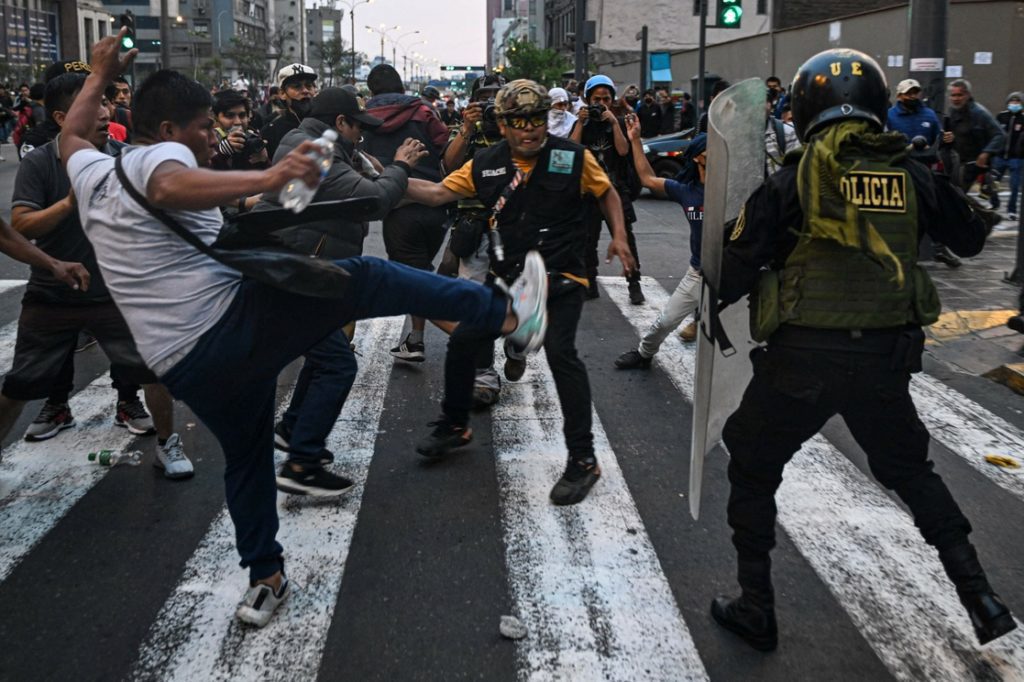 Gobierno de Perú decreta estado de emergencia durante un mes ante protestas