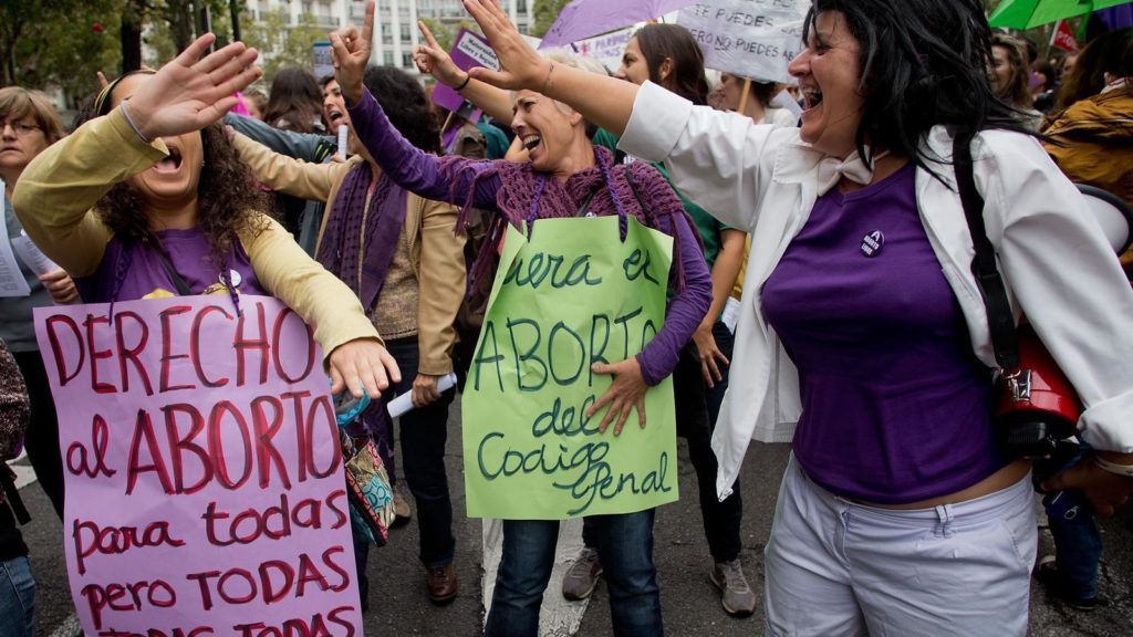 Congreso de España aprueba que jóvenes de 16 y 17 años aborten sin permiso parental