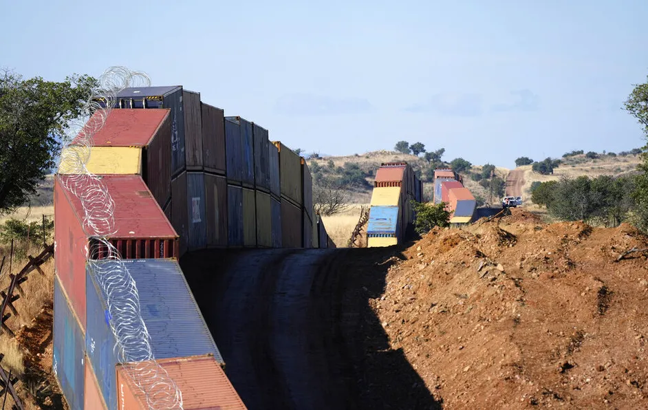 Gobierno de EU demanda a Arizona por barrera de contenedores en la frontera con México