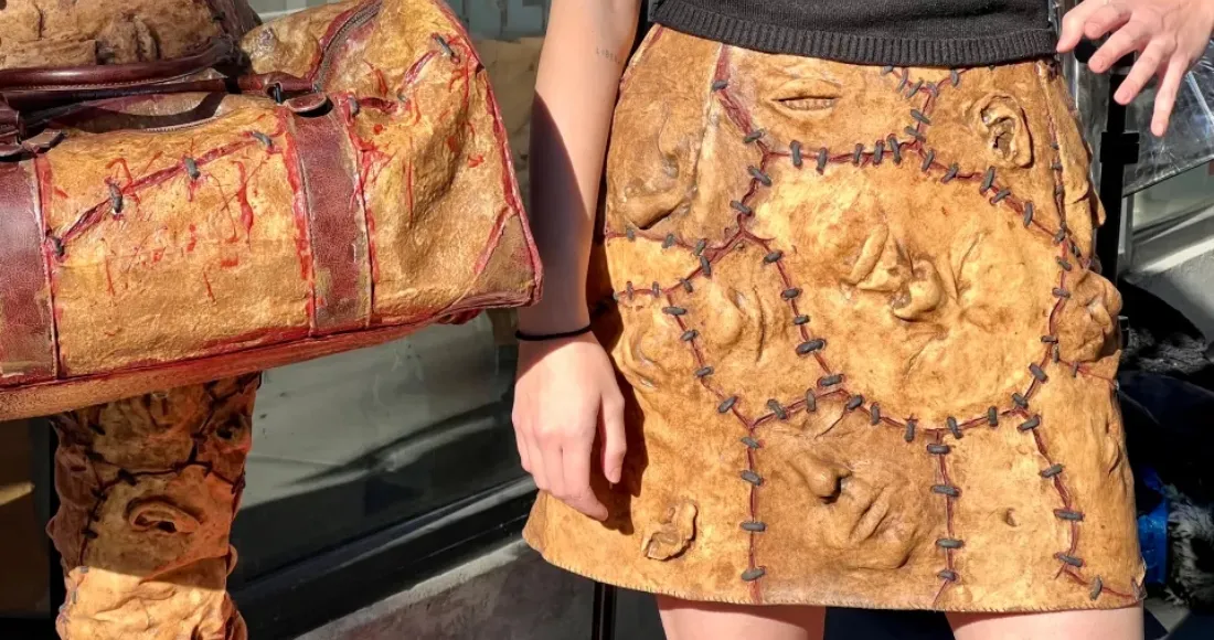 Desfile de terror: Peta protesta contra con ropa que simula piel humana