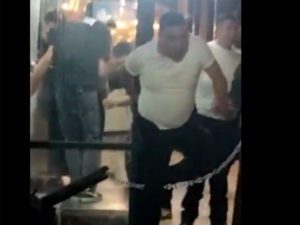 Policías de CDMX en presunto estado de ebriedad agreden a repartidores de comida #VIDEO