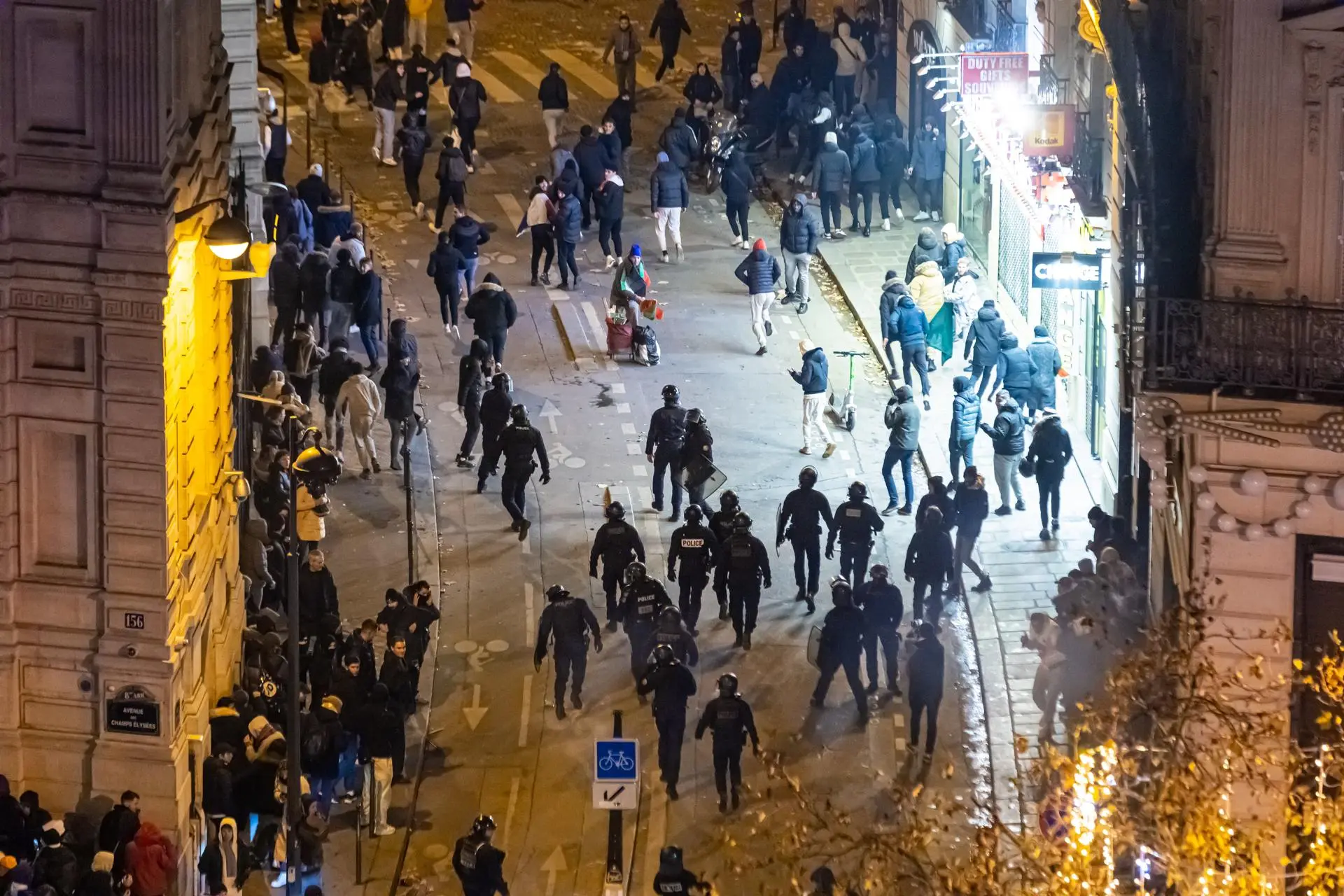 Un muerto y cientos de detenidos en Francia tras celebraciones por triunfo en Qatar 2022