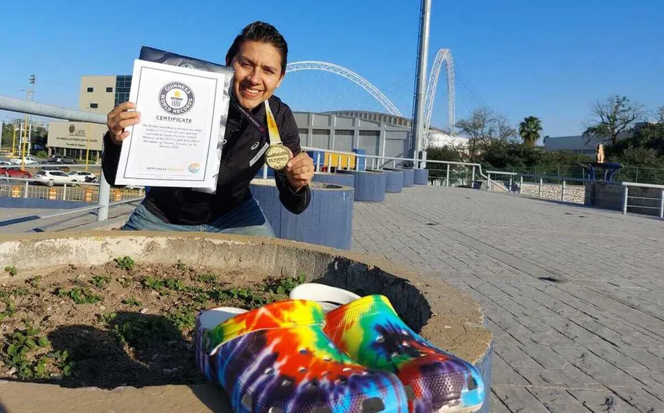 Regio gana Récord Guinness por ser el más rápido en un maratón con Crocs