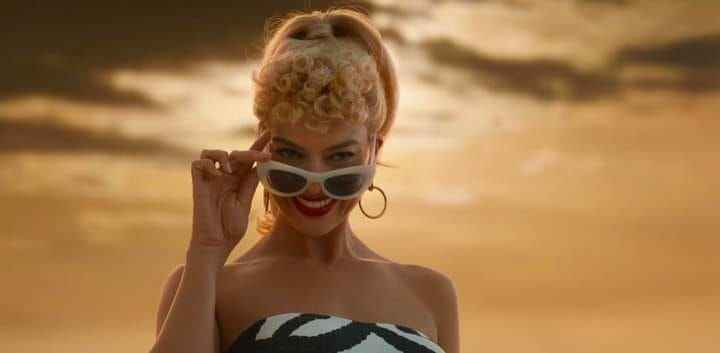 Revelan nuevas imágenes de Margot Robbie con el icónico traje de baño de Barbie #VIDEO